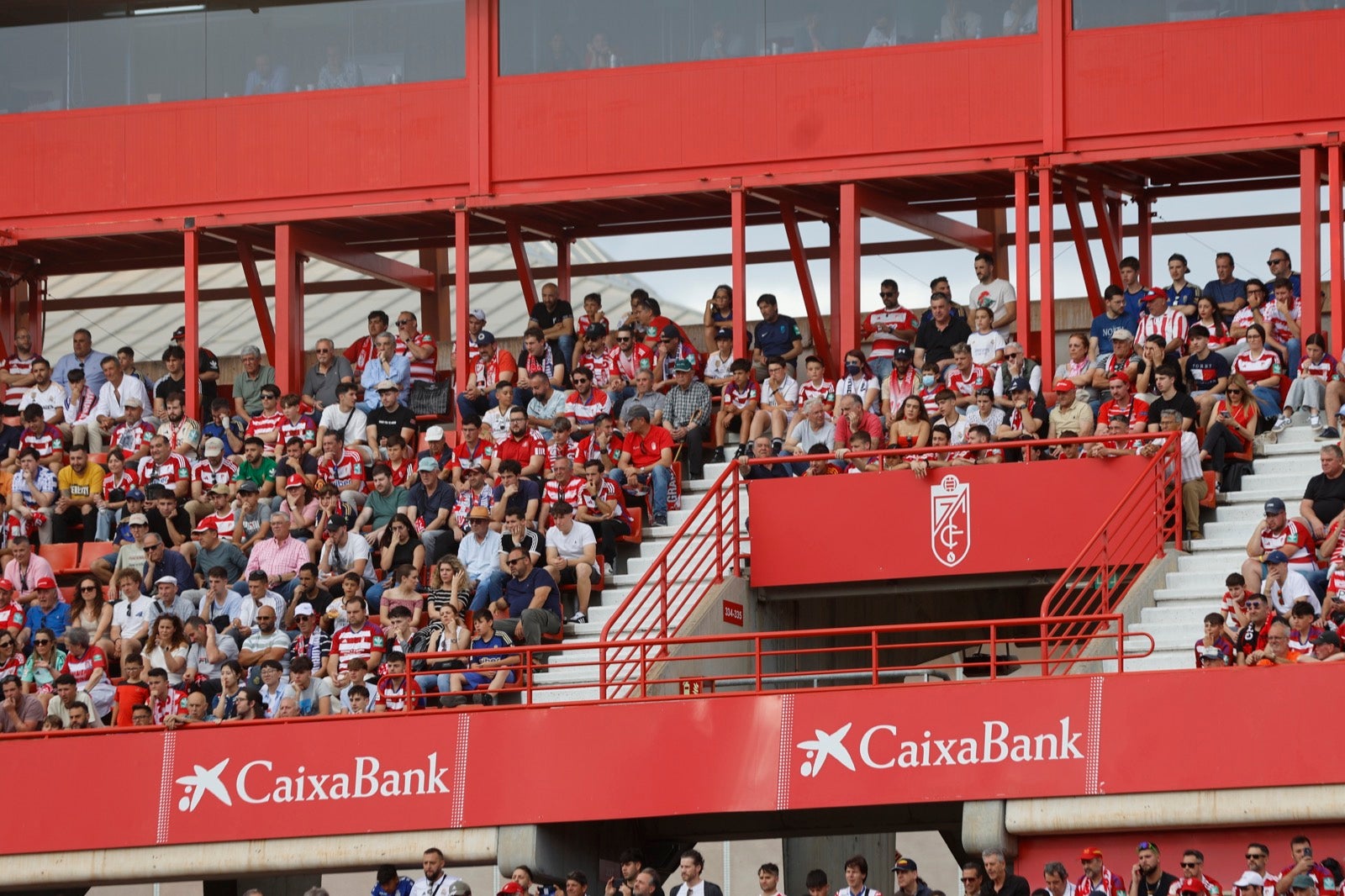 Encuéntrate en la grada en el partido entre Granada y Real Madrid