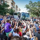 Cientos de seguidores blancos reciben al autobús del Real Madrid al llegar a Los Cármenes.