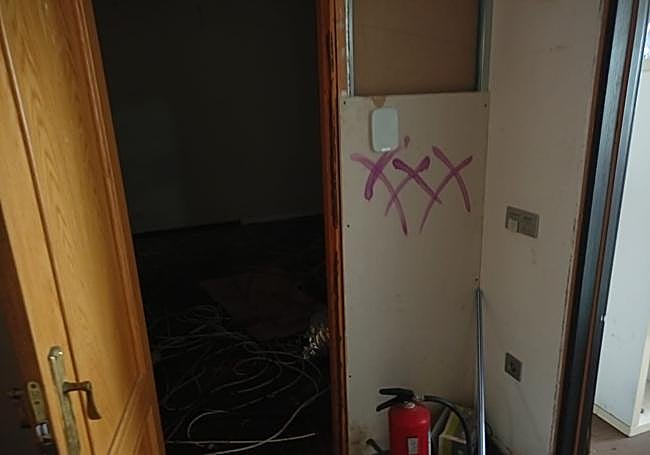 Interior de la vivienda donde estaba la marihuana.