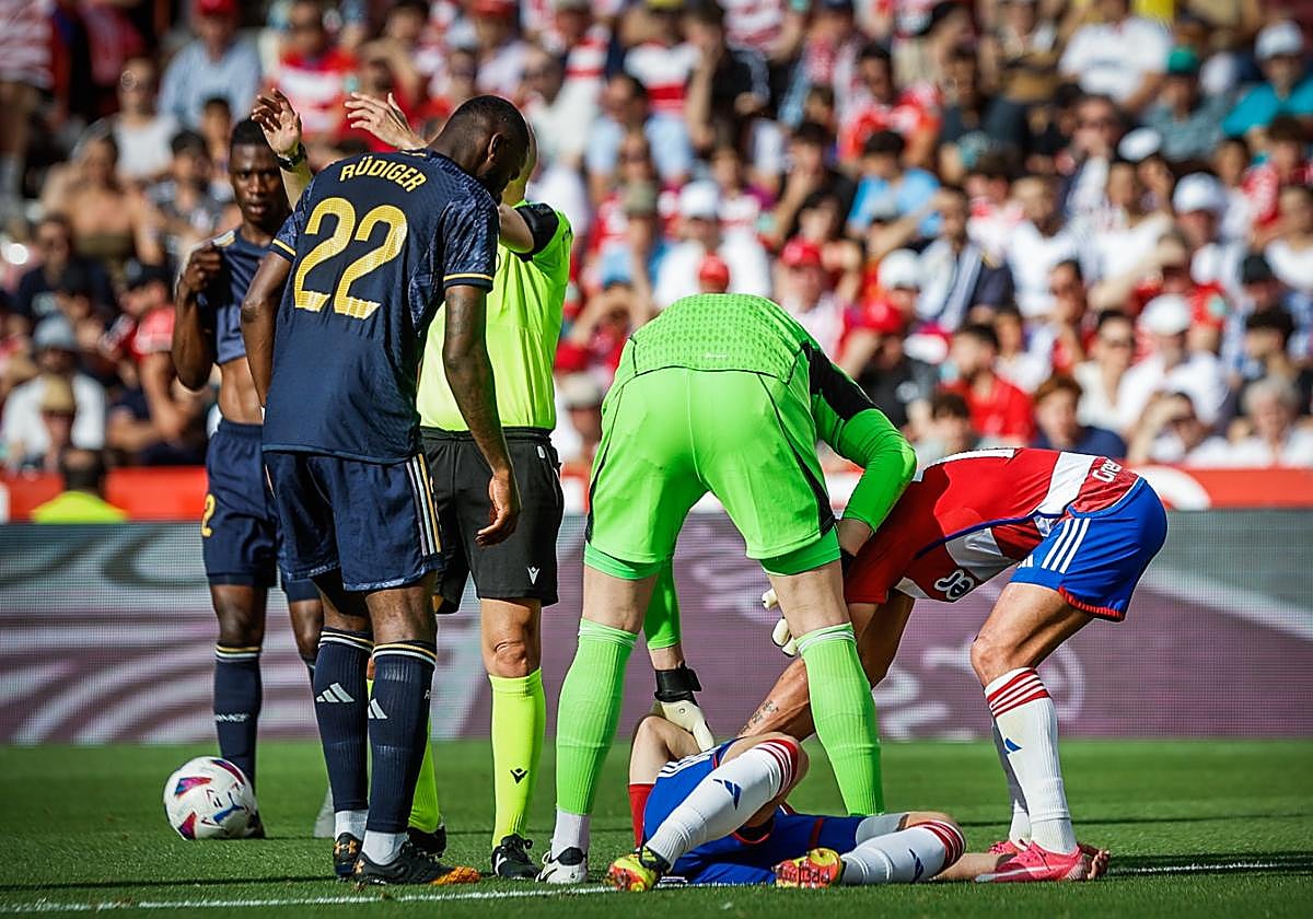 Jozwiak, en el suelo.