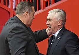 Saludo entre José Ramón Sandoval y Carlo Ancelotti antes de comenzar el partido.