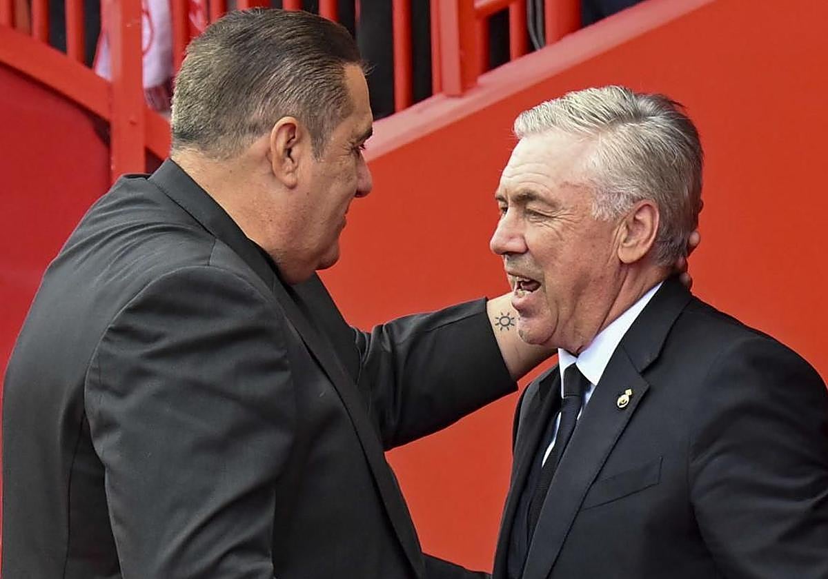 Saludo entre José Ramón Sandoval y Carlo Ancelotti antes de comenzar el partido.