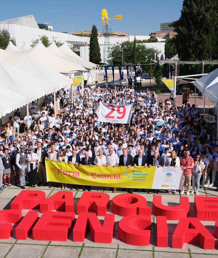 Imagen secundaria 2 - Colas de entrada, los primeros en entrar y uno de los talleres. 