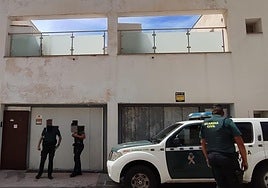 Efectivos de la Guardia Civil custodian la vivienda que escondía el criadero de marihuana en Almuñécar Hills.