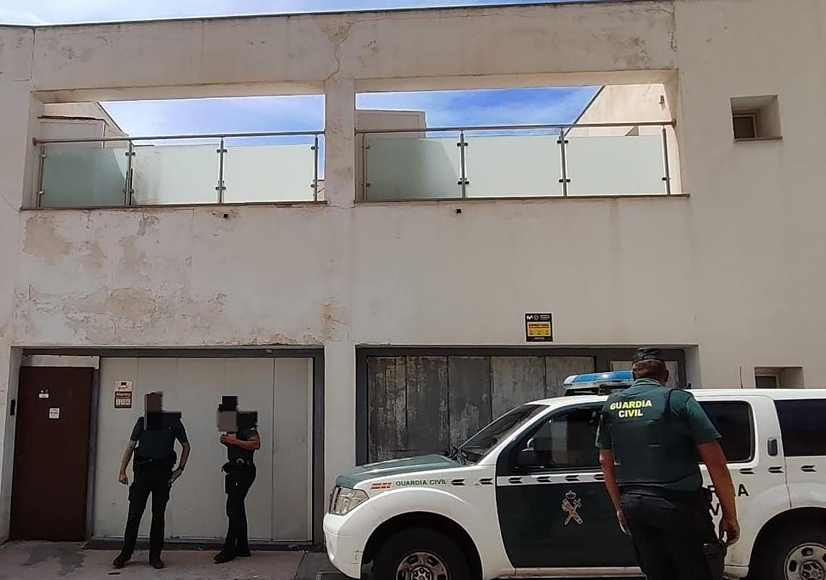 Efectivos de la Guardia Civil custodian la vivienda que escondía el criadero de marihuana en Almuñécar Hills.