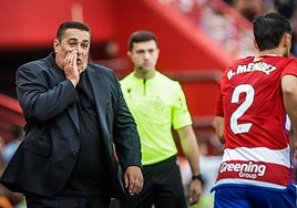 José Ramón Sandoval da indicaciones a Bruno Méndez durante el partido.