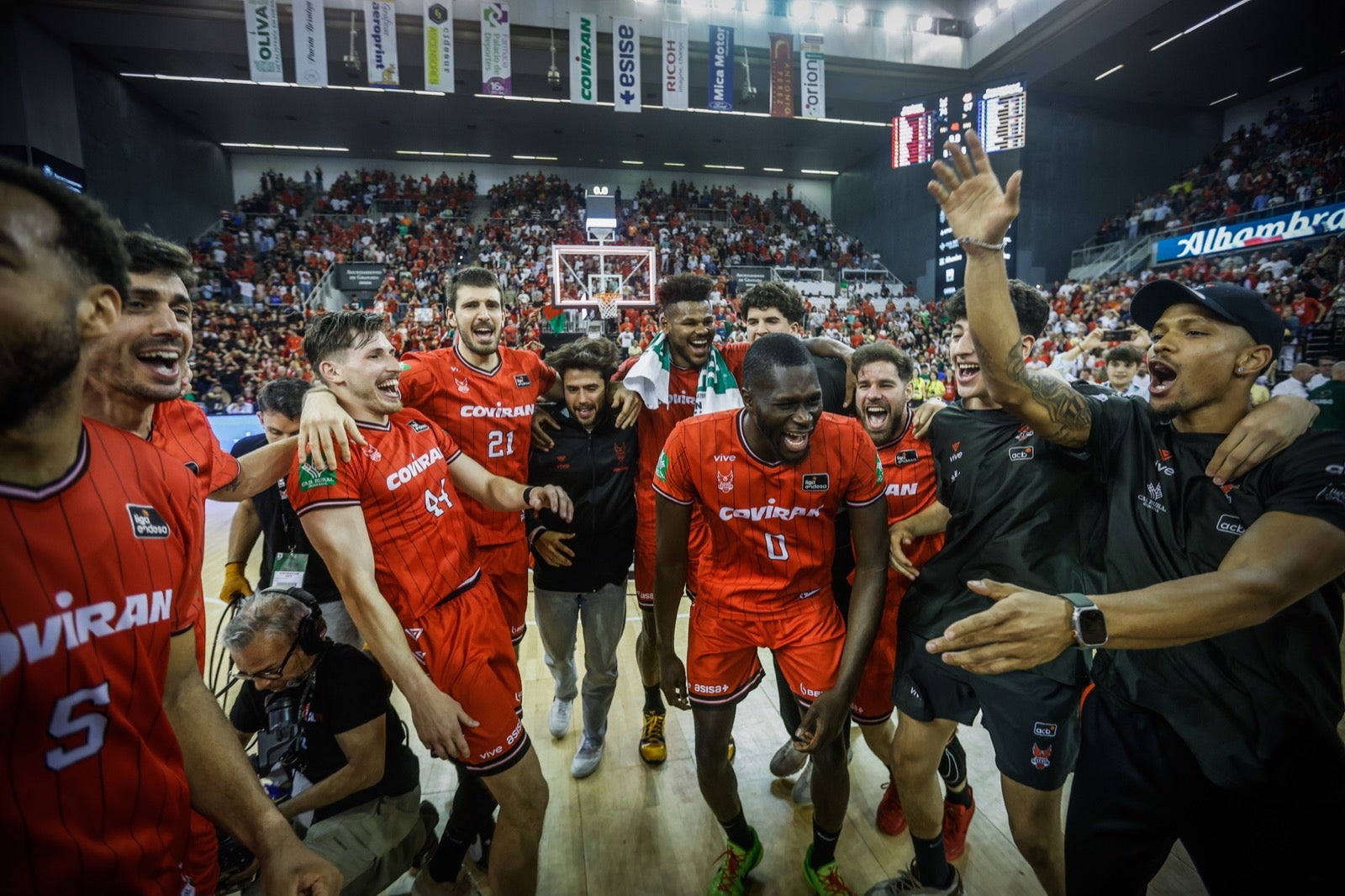 Las imágenes de la fiesta del Covirán y la afición