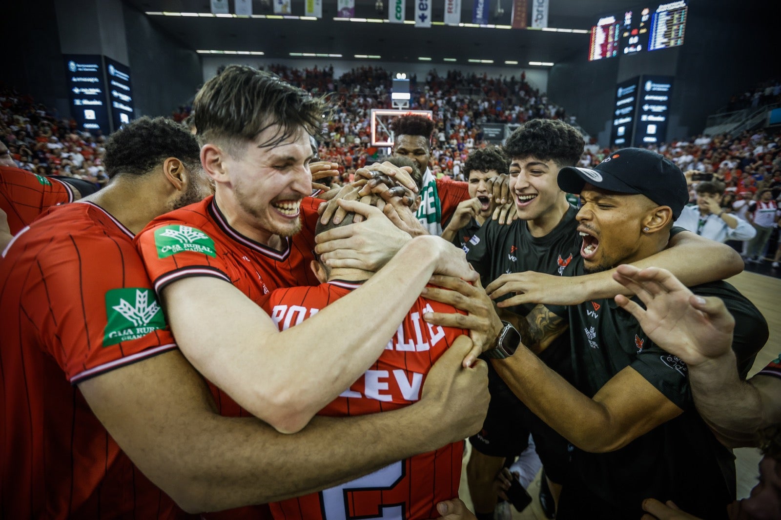 Las imágenes de la fiesta del Covirán y la afición