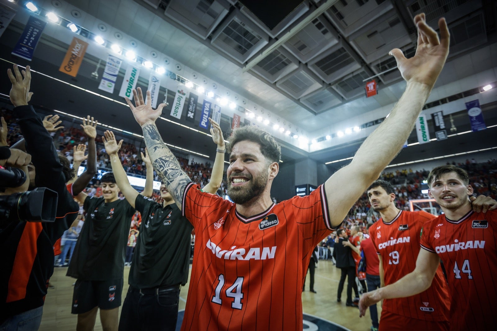 Las imágenes de la fiesta del Covirán y la afición