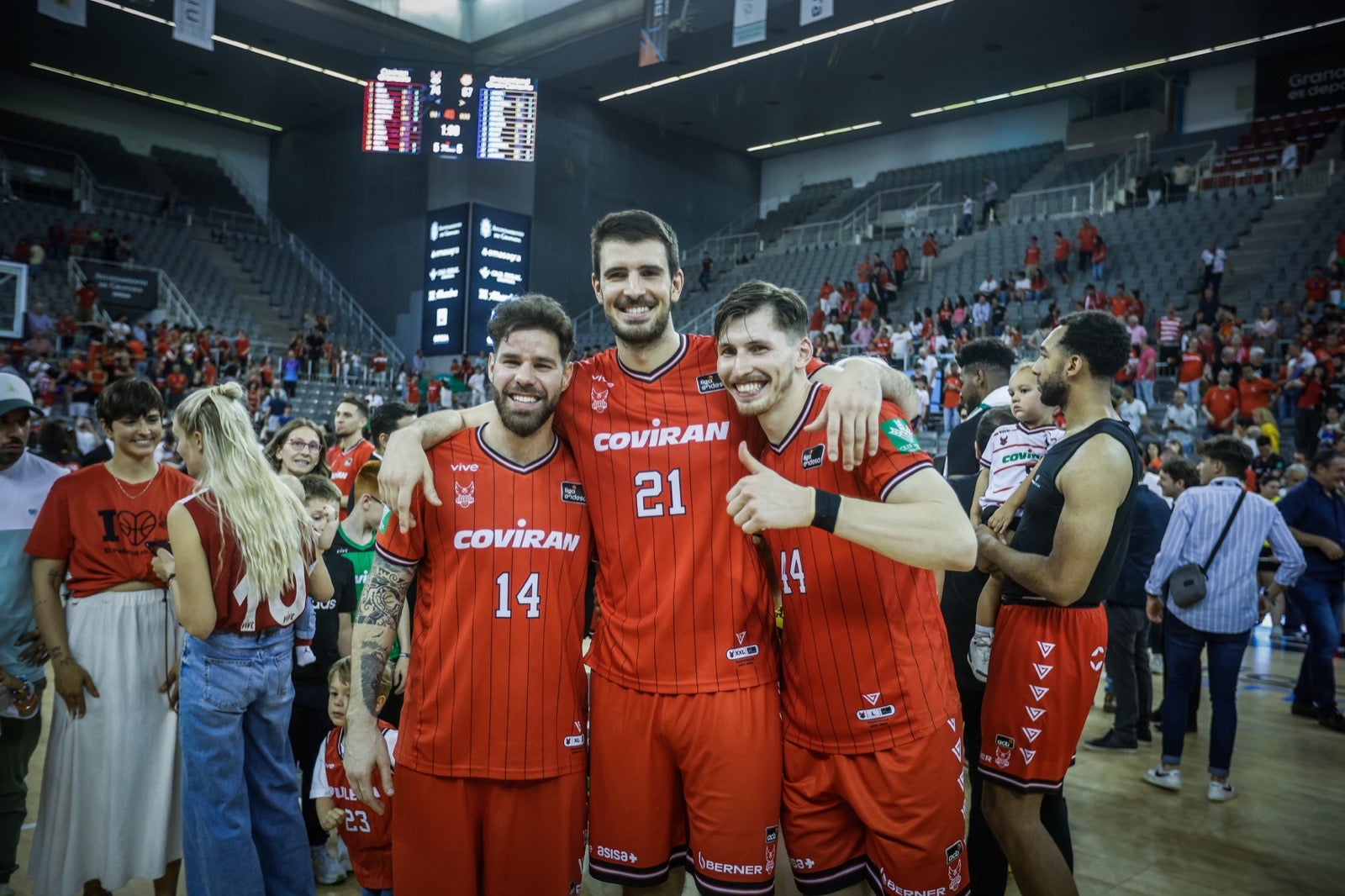 Las imágenes de la fiesta del Covirán y la afición