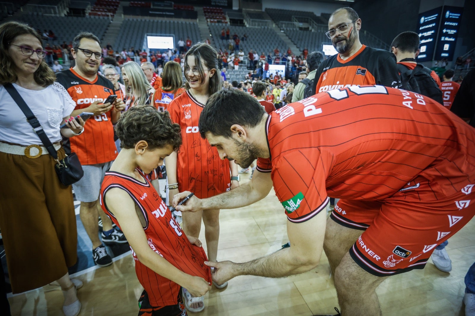 Las imágenes de la fiesta del Covirán y la afición