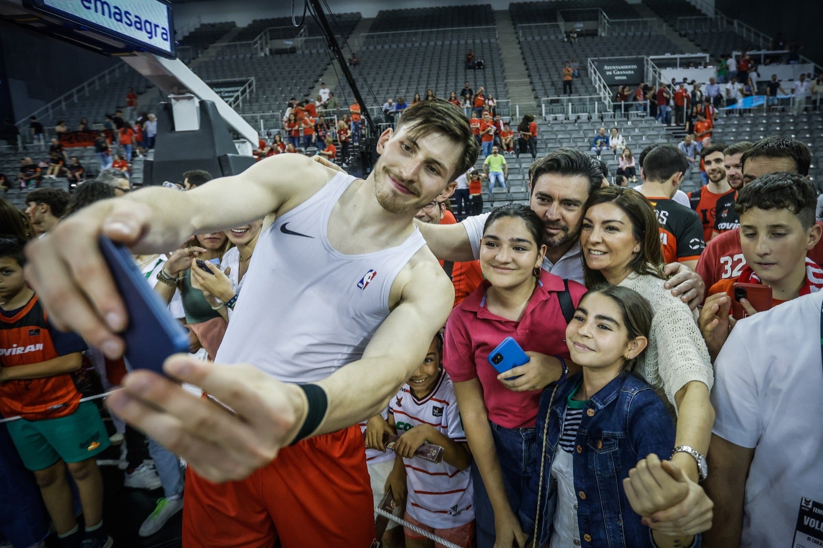 Las imágenes de la fiesta del Covirán y la afición