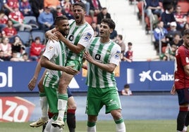 Los béticos celebran su triunfo en El Sadar que les acerca a Europa.