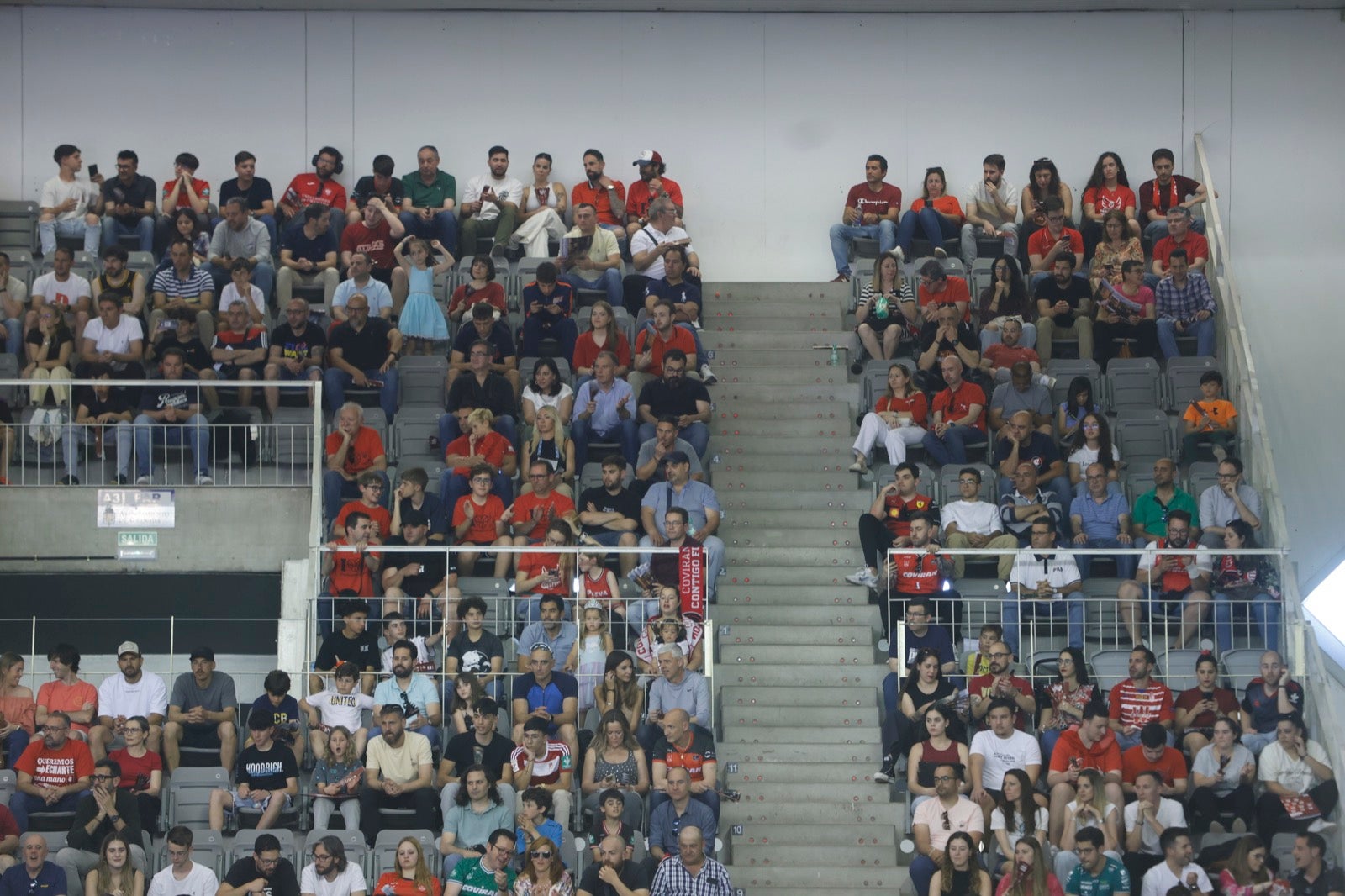 Encuéntrate en la grada durante el Covirán Granada - Gran Canaria