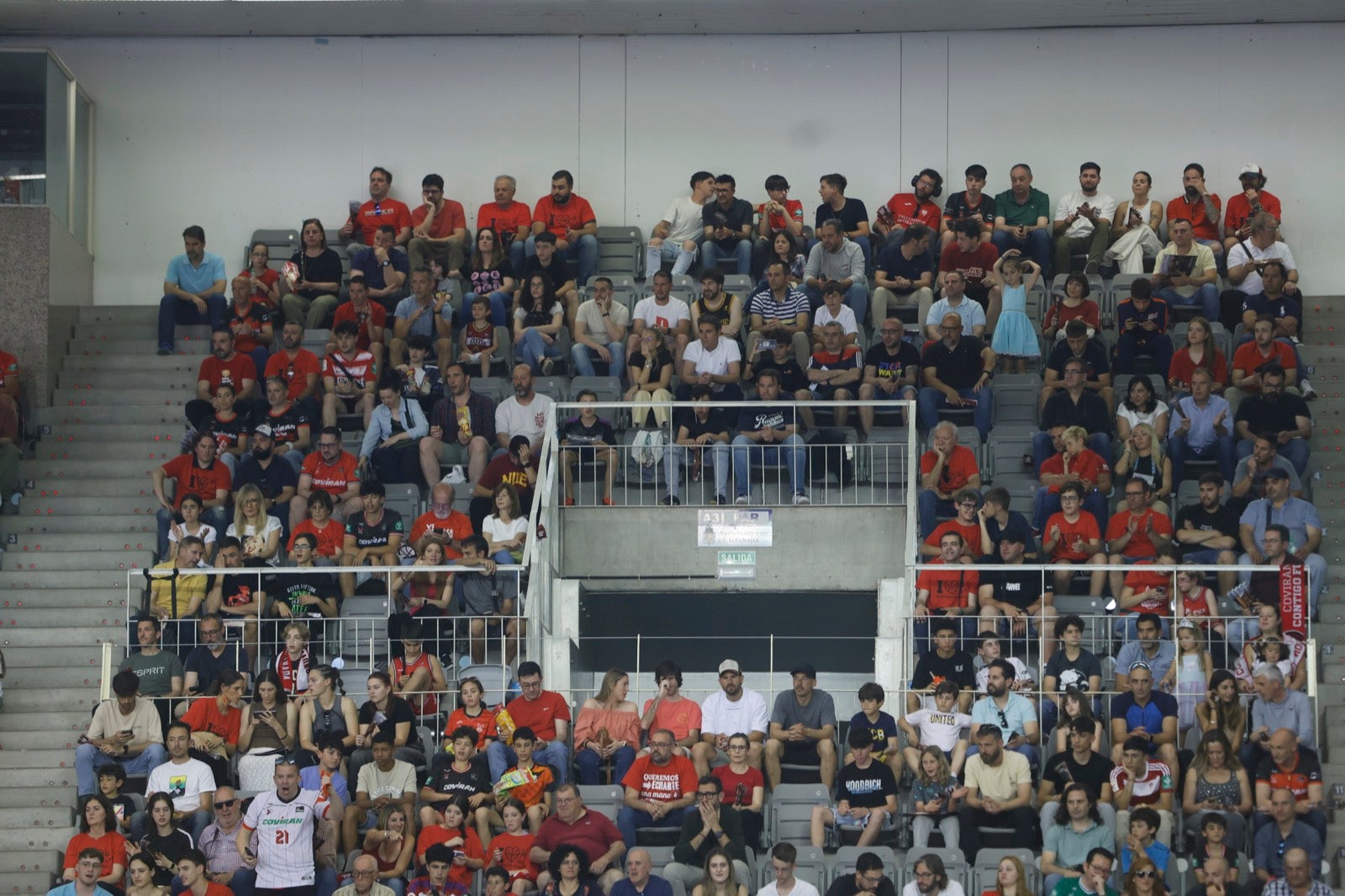 Encuéntrate en la grada durante el Covirán Granada - Gran Canaria