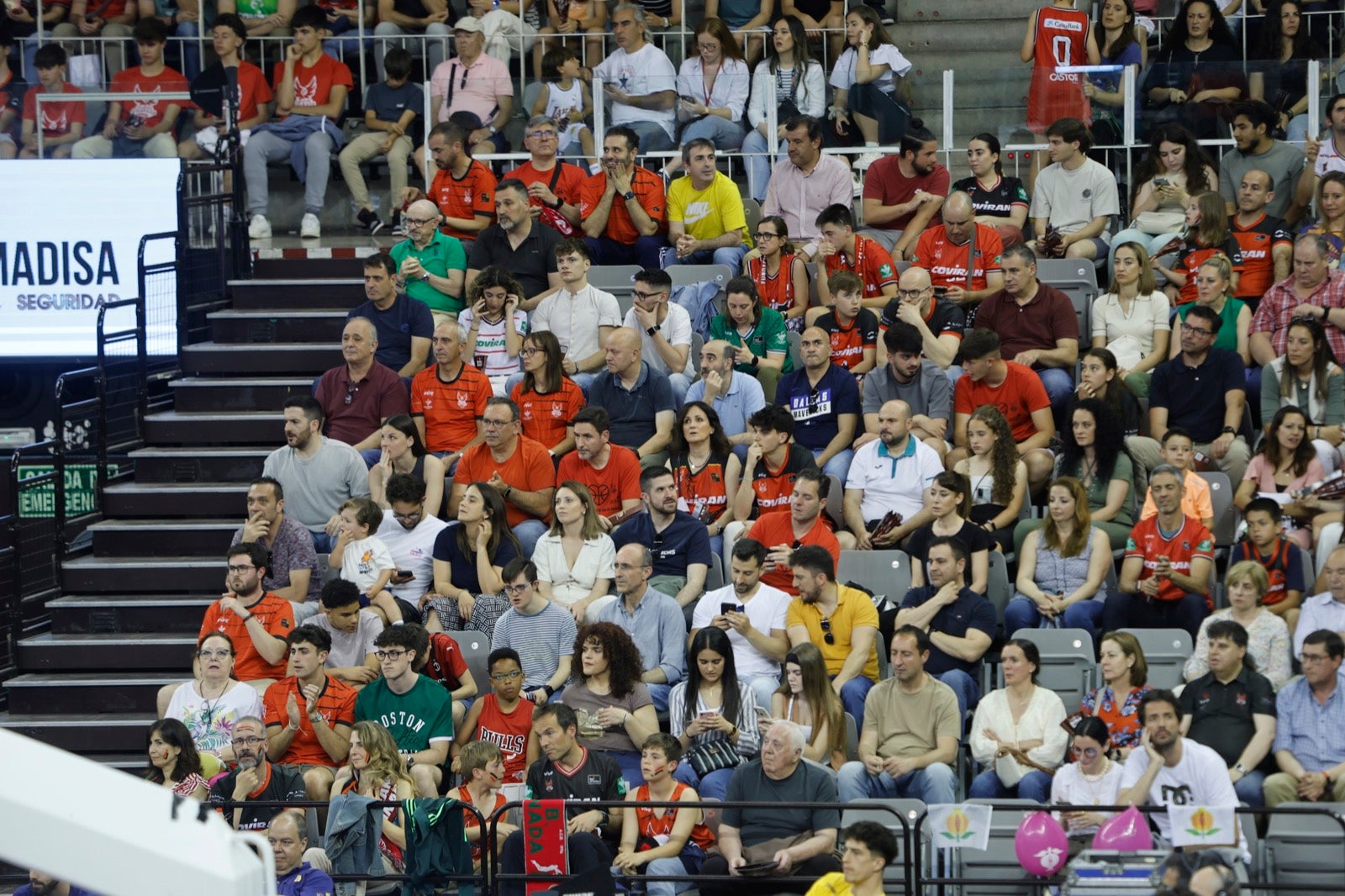 Encuéntrate en la grada durante el Covirán Granada - Gran Canaria