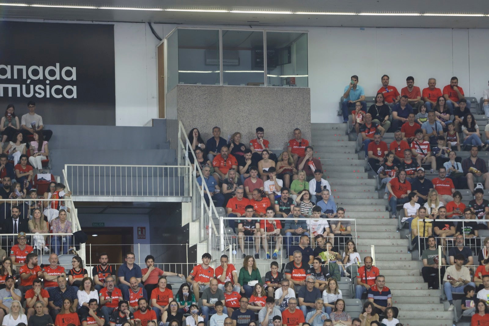 Encuéntrate en la grada durante el Covirán Granada - Gran Canaria