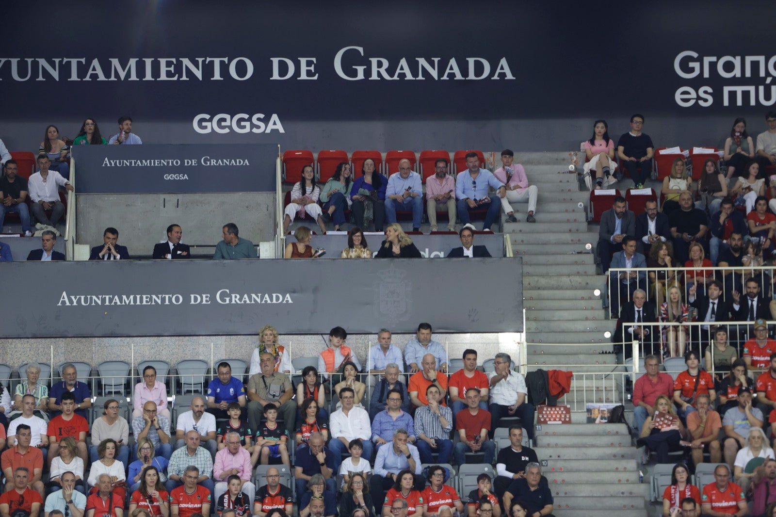 Encuéntrate en la grada durante el Covirán Granada - Gran Canaria