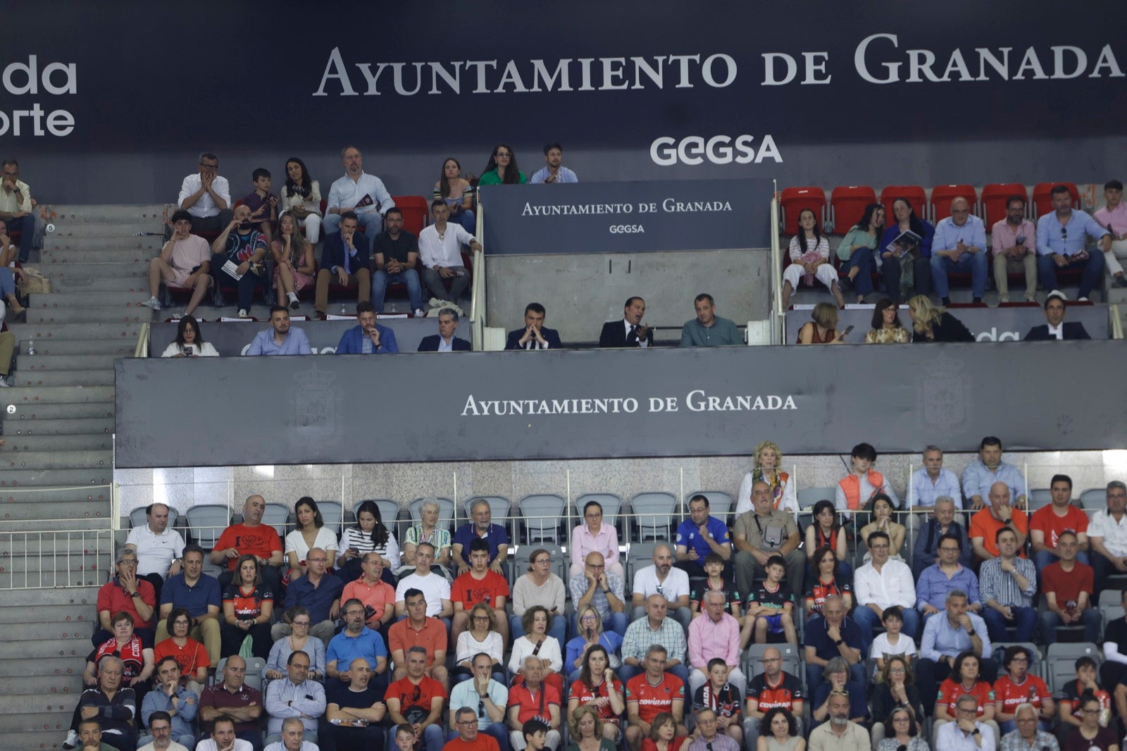 Encuéntrate en la grada durante el Covirán Granada - Gran Canaria