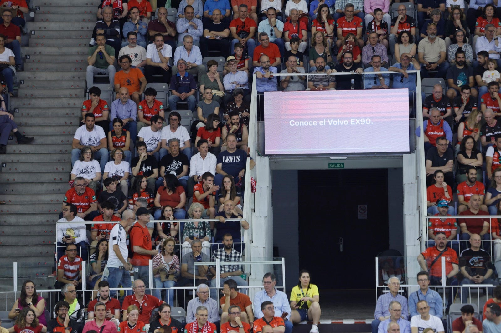 Encuéntrate en la grada durante el Covirán Granada - Gran Canaria