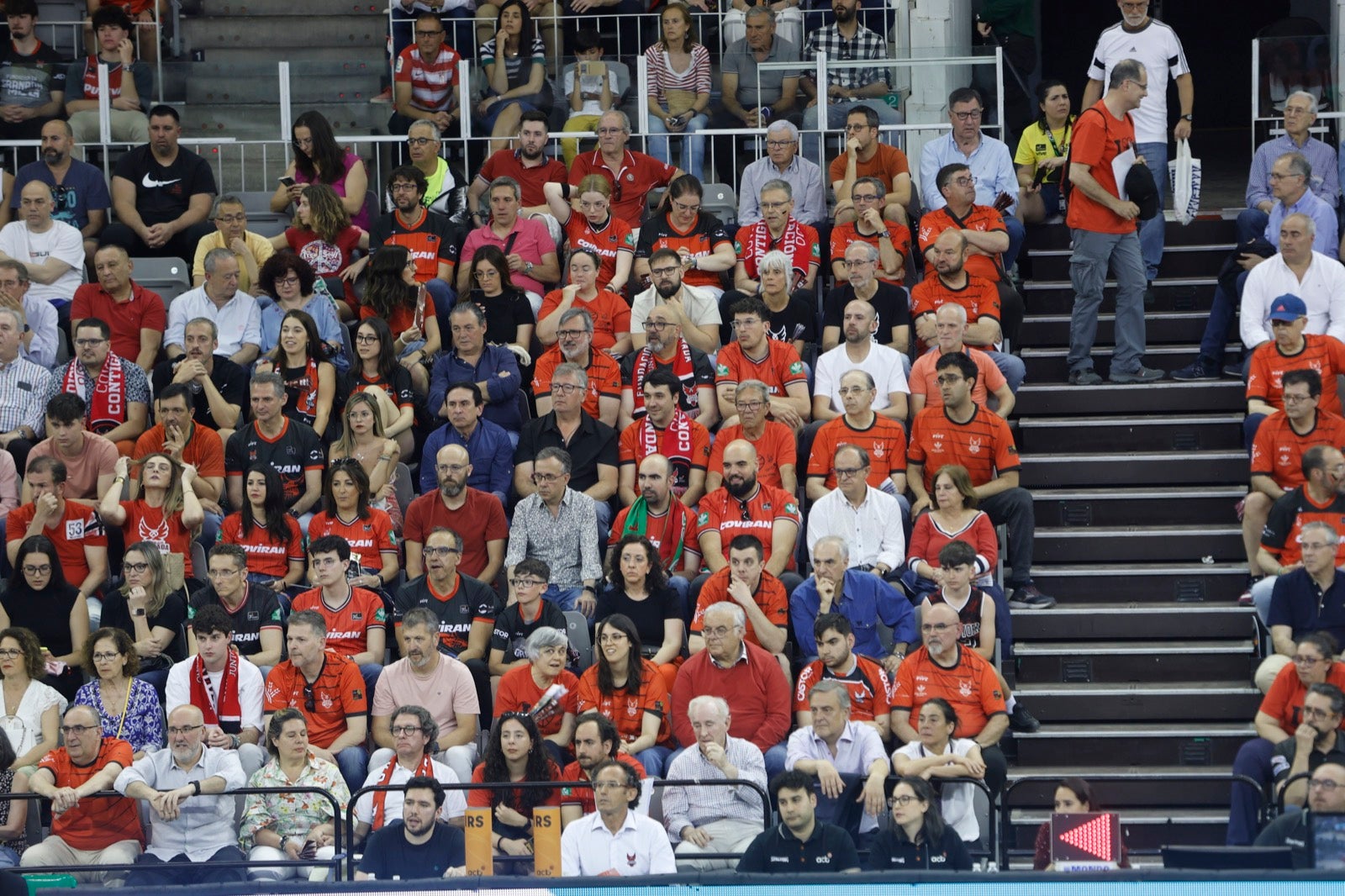Encuéntrate en la grada durante el Covirán Granada - Gran Canaria