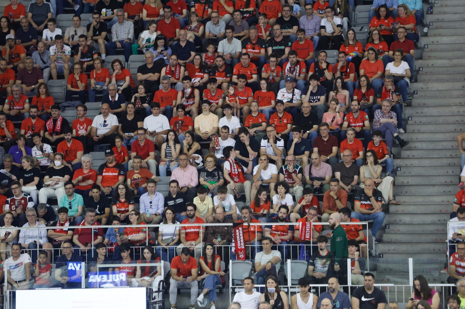 Encuéntrate en la grada durante el Covirán Granada - Gran Canaria