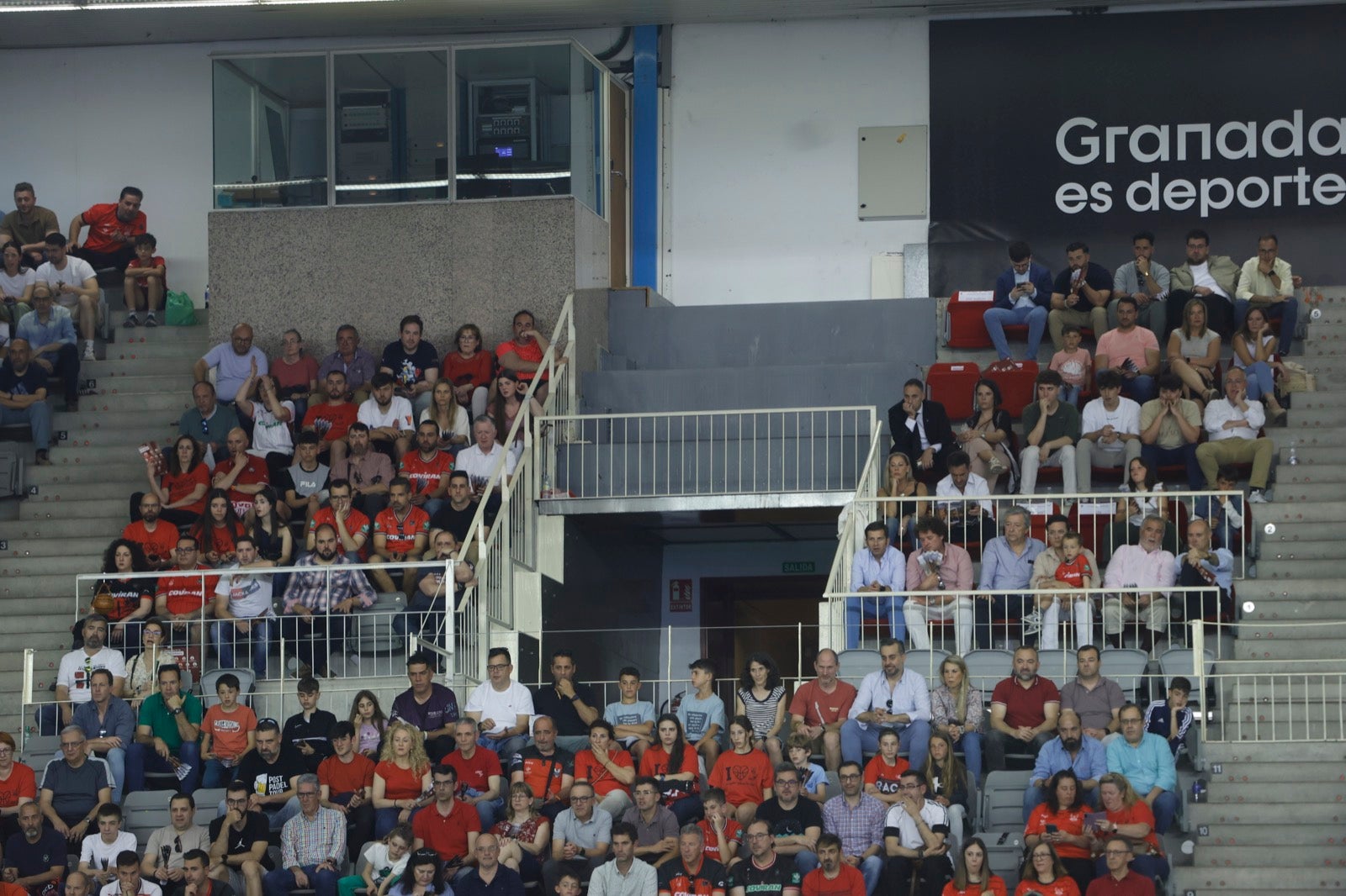 Encuéntrate en la grada durante el Covirán Granada - Gran Canaria