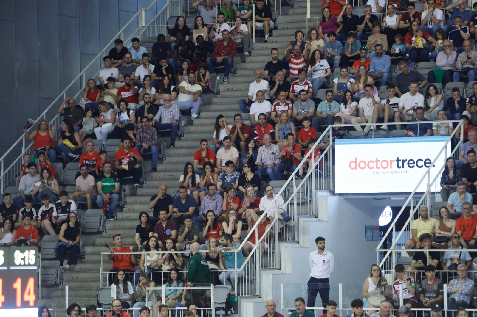 Encuéntrate en la grada durante el Covirán Granada - Gran Canaria