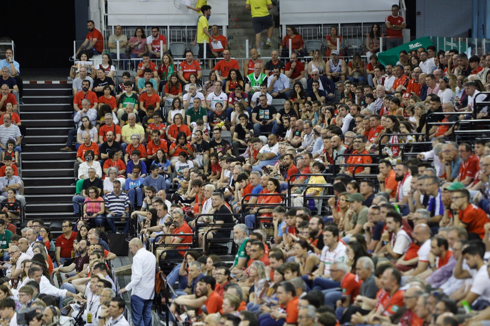 Encuéntrate en la grada durante el Covirán Granada - Gran Canaria
