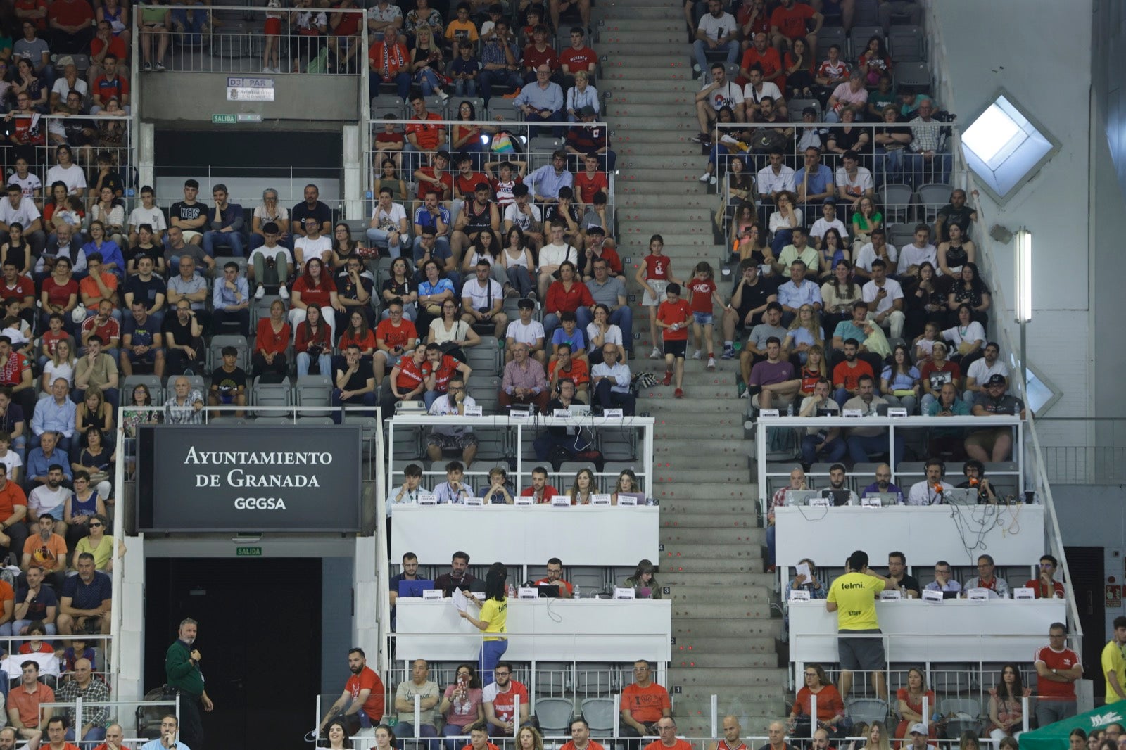 Encuéntrate en la grada durante el Covirán Granada - Gran Canaria