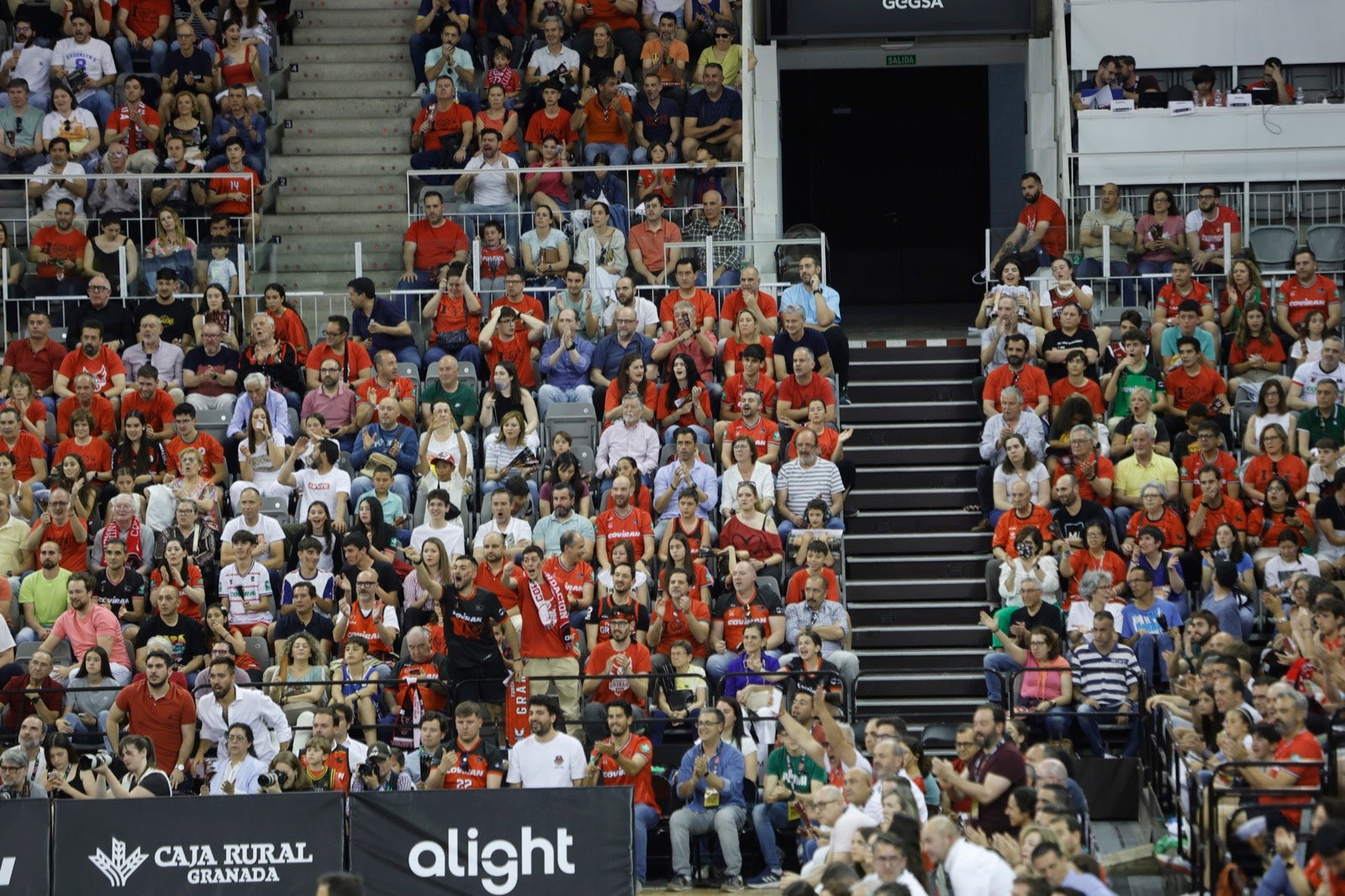 Encuéntrate en la grada durante el Covirán Granada - Gran Canaria