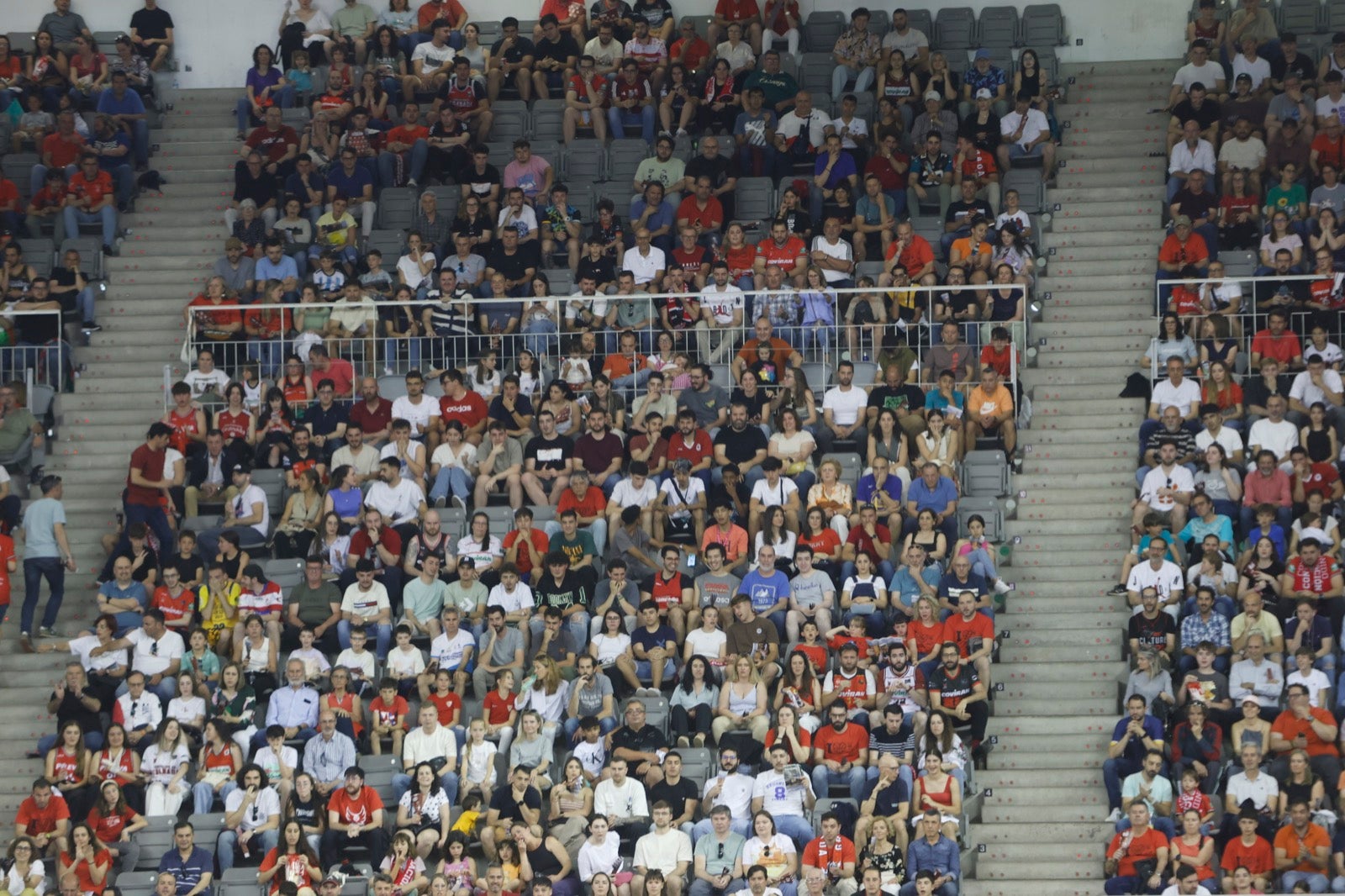 Encuéntrate en la grada durante el Covirán Granada - Gran Canaria