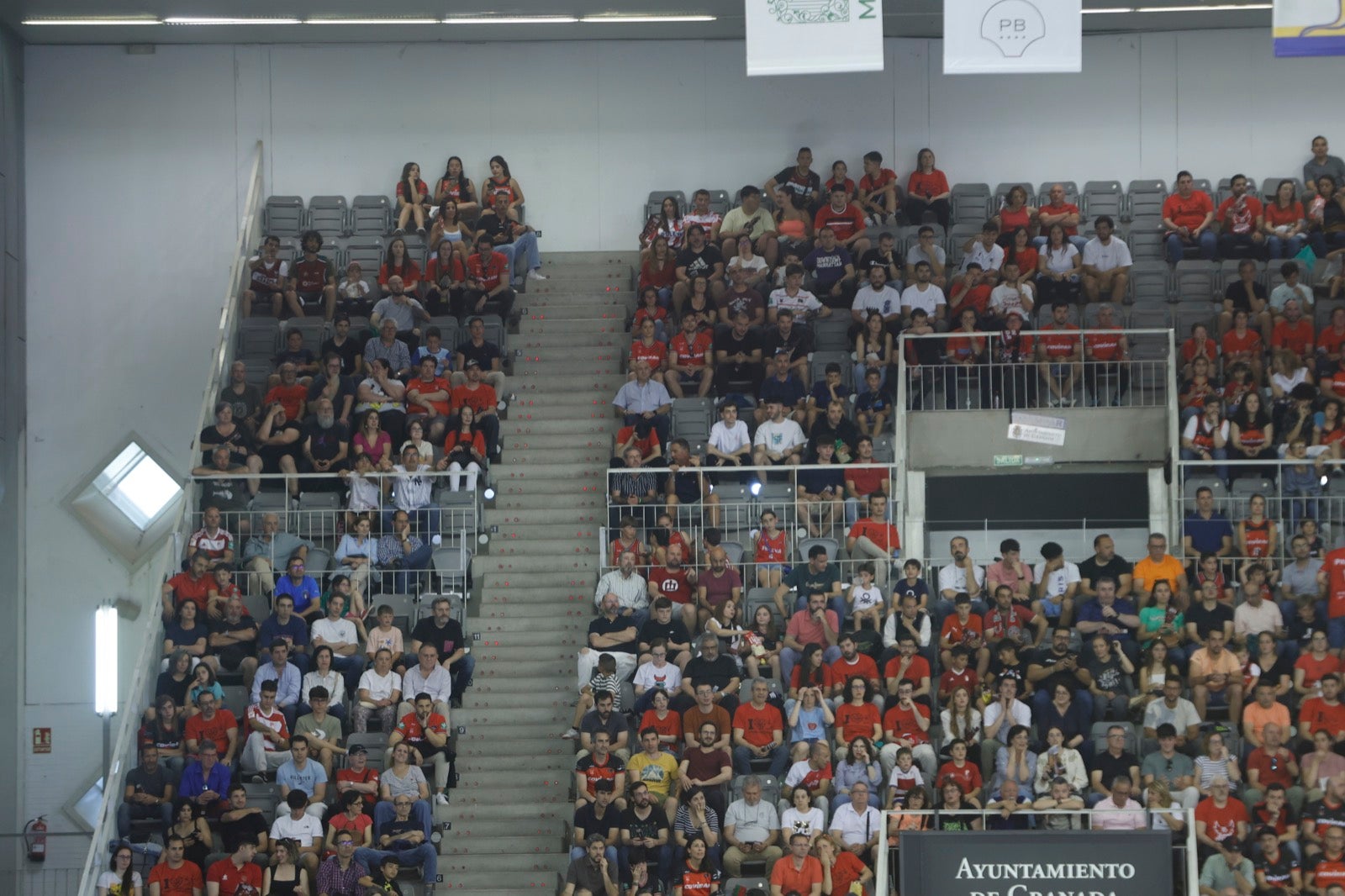 Encuéntrate en la grada durante el Covirán Granada - Gran Canaria