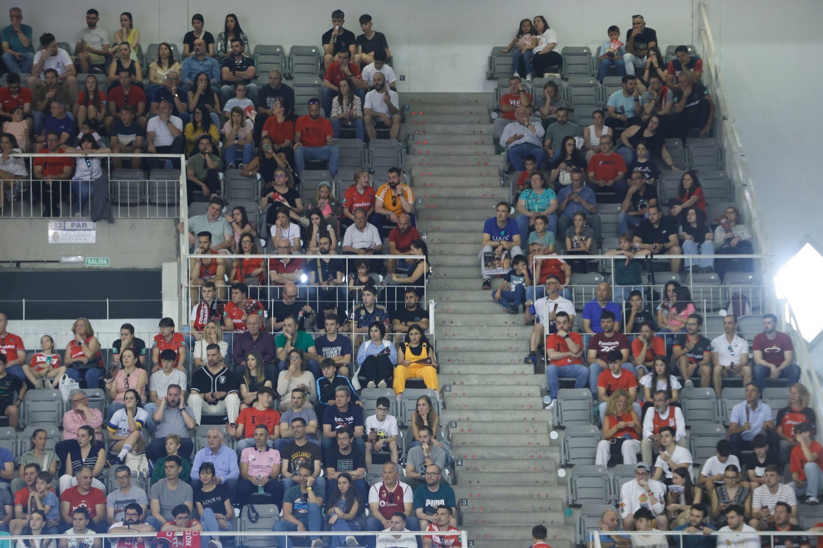 Encuéntrate en la grada durante el Covirán Granada - Gran Canaria