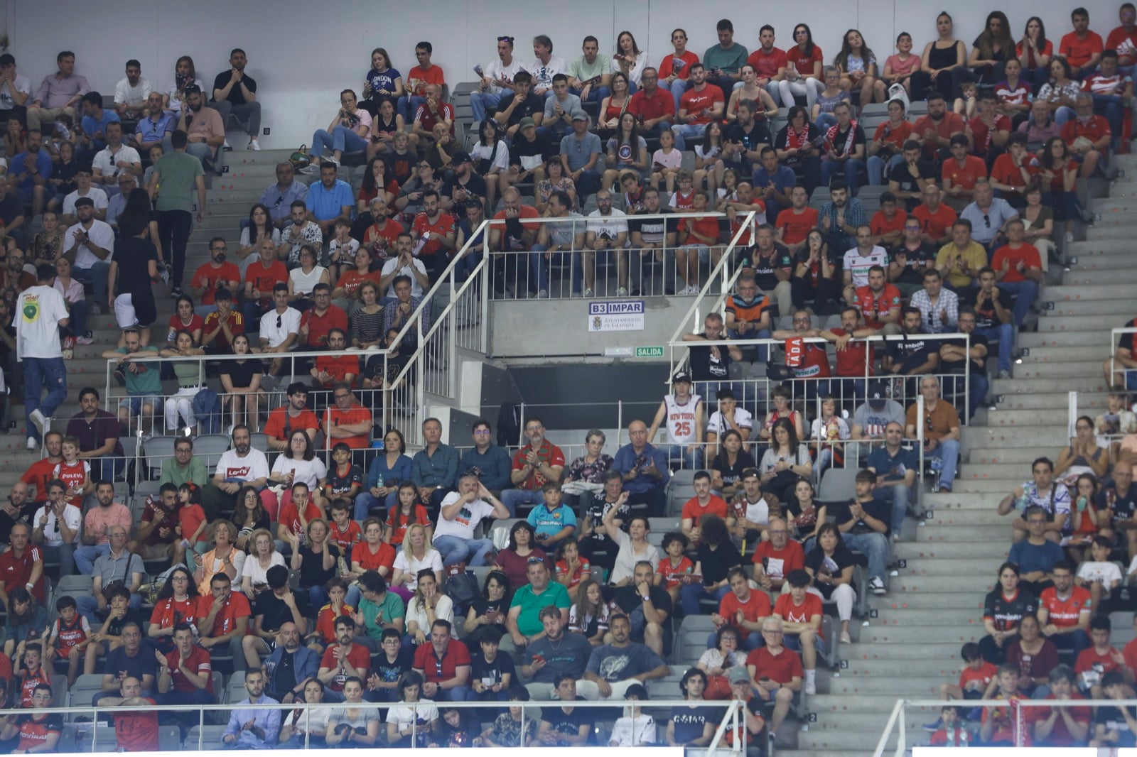 Encuéntrate en la grada durante el Covirán Granada - Gran Canaria
