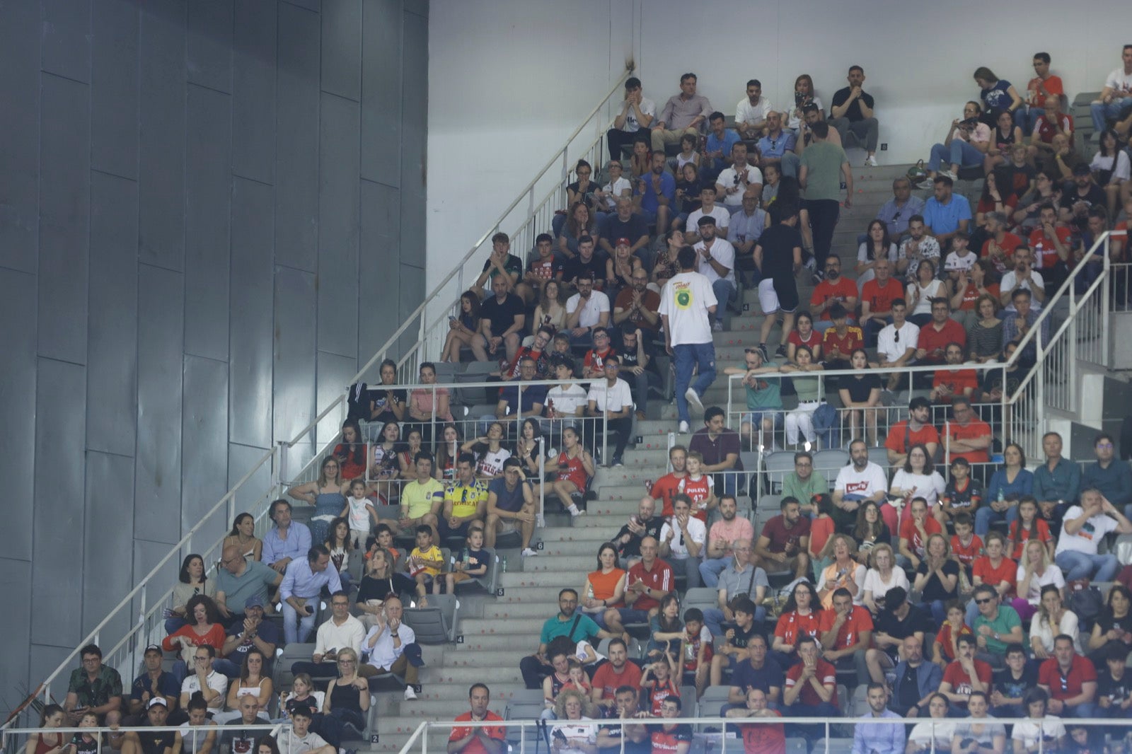 Encuéntrate en la grada durante el Covirán Granada - Gran Canaria