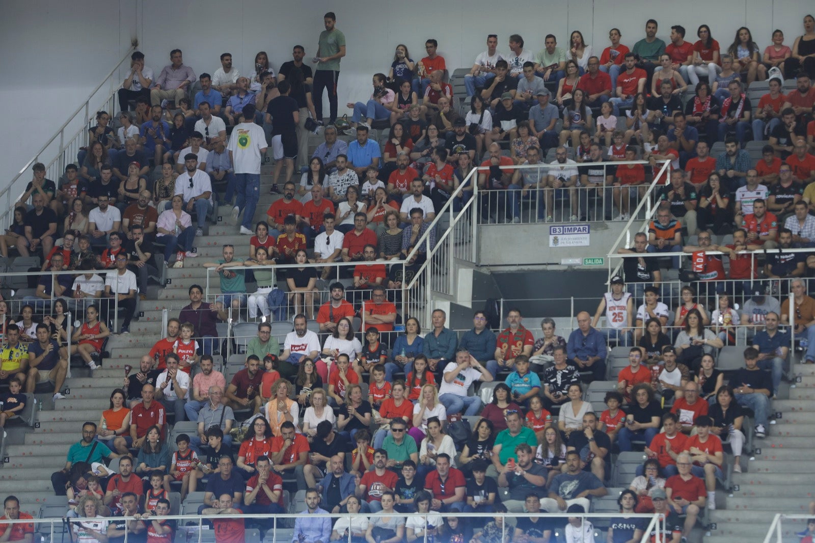 Encuéntrate en la grada durante el Covirán Granada - Gran Canaria