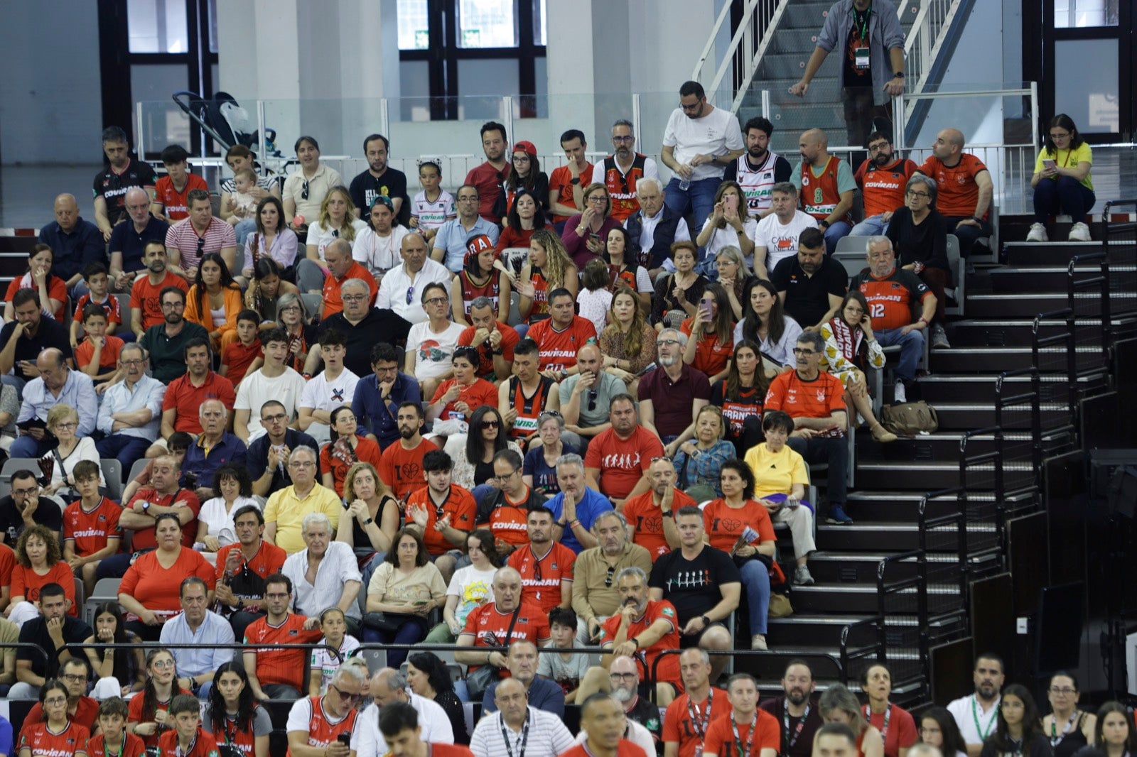 Encuéntrate en la grada durante el Covirán Granada - Gran Canaria