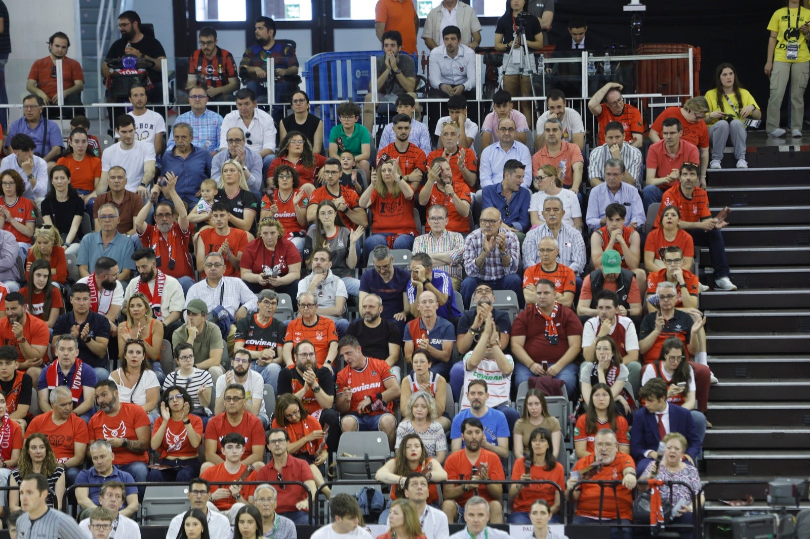 Encuéntrate en la grada durante el Covirán Granada - Gran Canaria