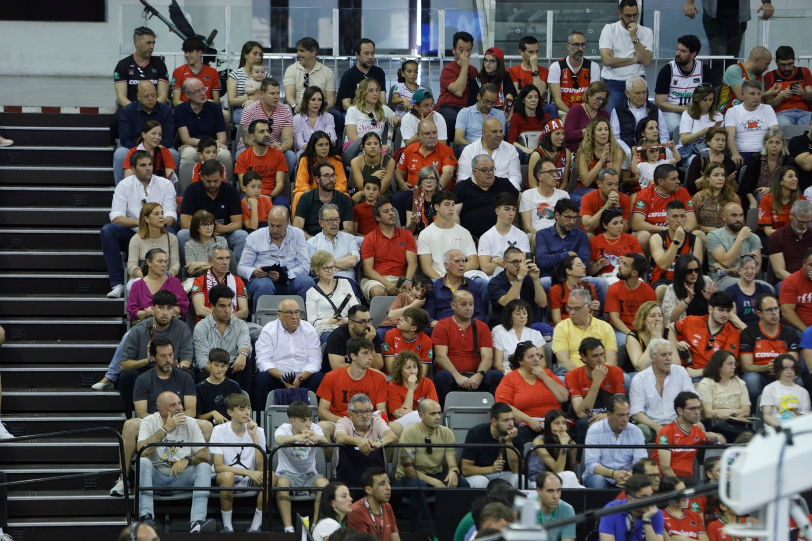 Encuéntrate en la grada durante el Covirán Granada - Gran Canaria