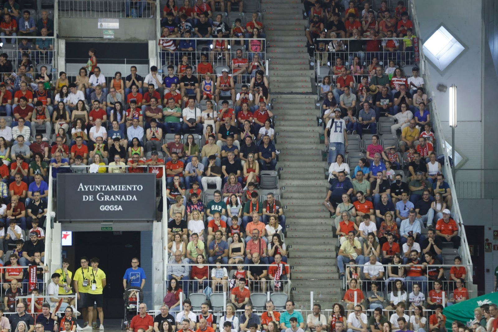 Encuéntrate en la grada durante el Covirán Granada - Gran Canaria