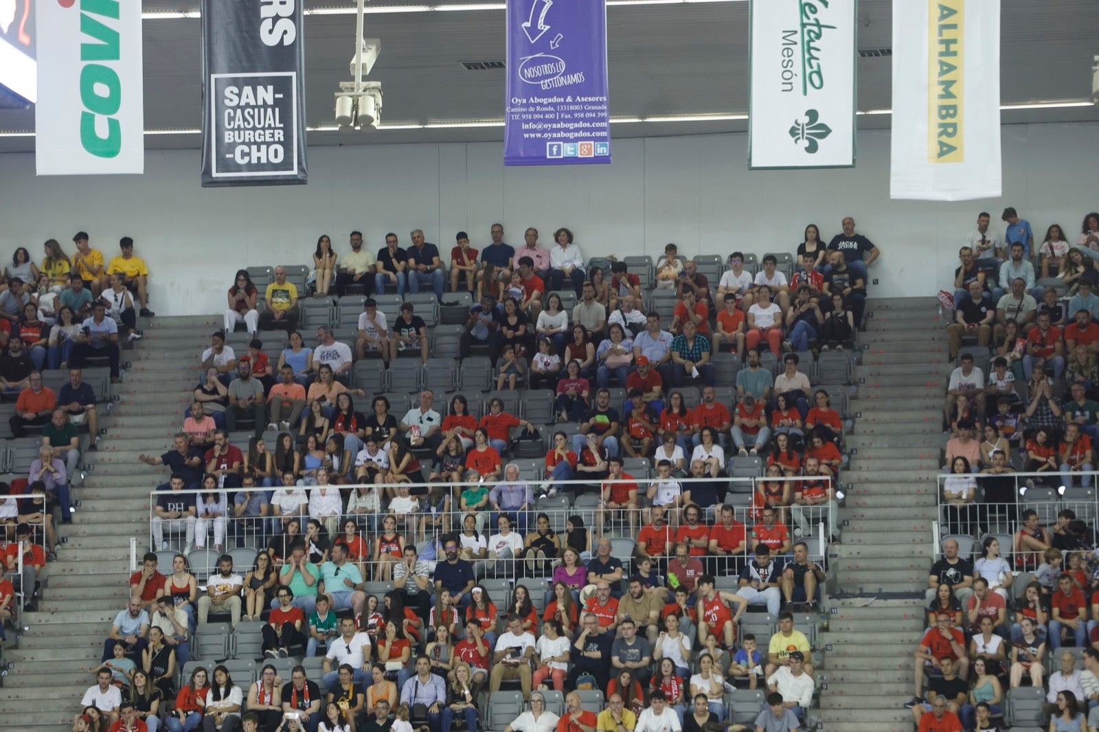 Encuéntrate en la grada durante el Covirán Granada - Gran Canaria