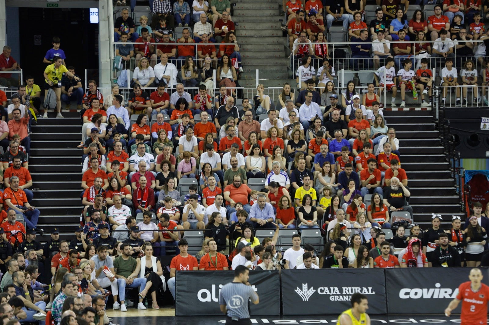 Encuéntrate en la grada durante el Covirán Granada - Gran Canaria