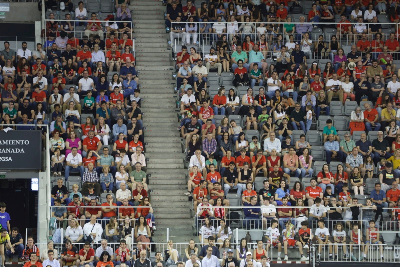 Encuéntrate en la grada durante el Covirán Granada - Gran Canaria