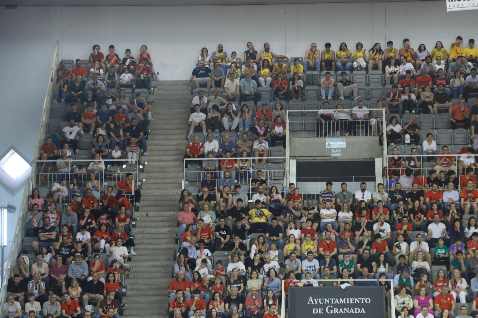 Encuéntrate en la grada durante el Covirán Granada - Gran Canaria