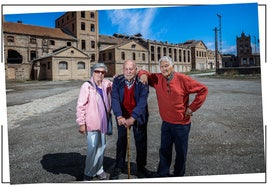 Los trabajadores, en la vieja fábrica.