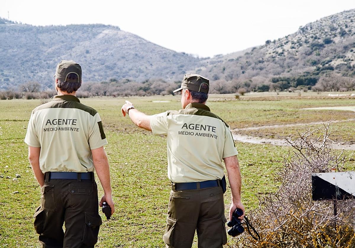 Una pareja de agentes de Medio Ambiente en sus labores de custodia en un espacio natural.