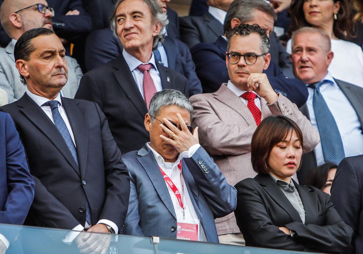 Alfredo García Amado, Xiahoua Li y Sophia Yang, dirigentes del club, en el palco de autoridades.