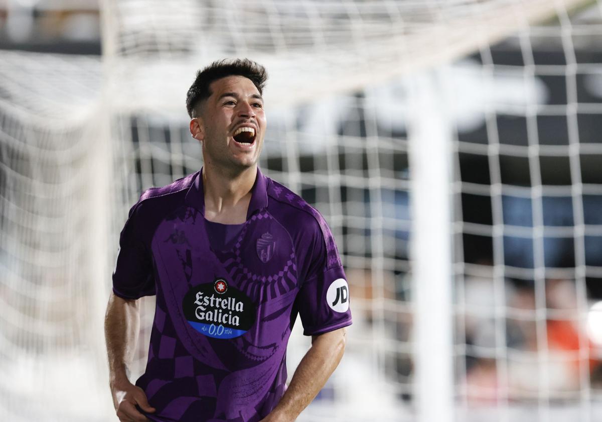 Víctor Meseguer celebra un gol con el Valladolid.