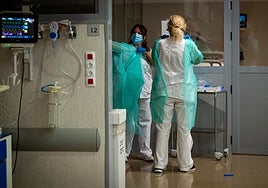 Dos sanitarias en Granada.